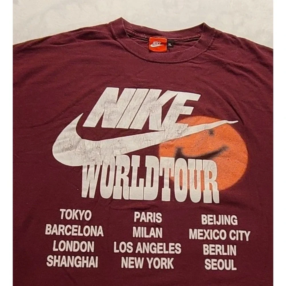 Nike World Tour Graphic‎ T-Shirt Men's XL Maroon Burgundy Short Sleeve Cotton
